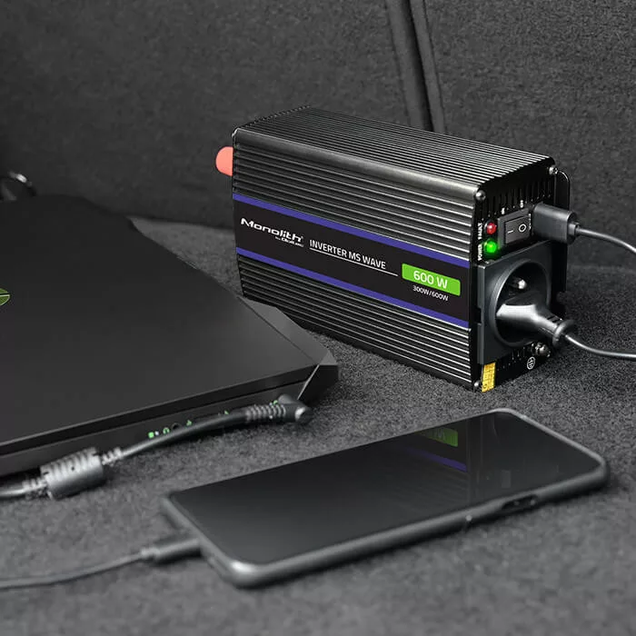 Inverter Qoltec 12V 300W/600W trapéz -1 x usb -szivargyújtó + szemes sarus kábel