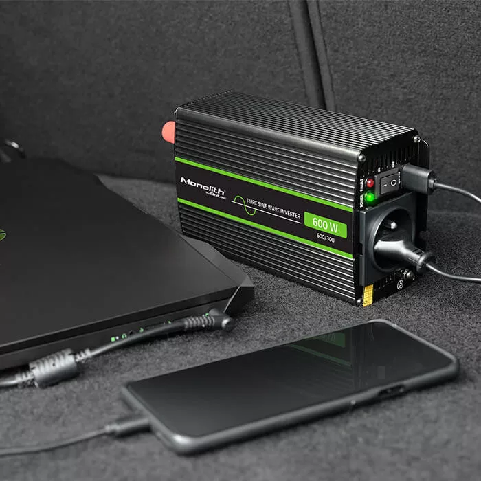 Inverter Qoltec 12V 300W/600W SINUS -1 x usb - szemes sarus kábellel