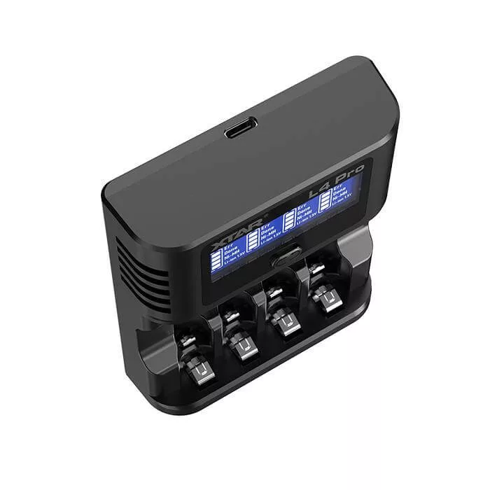 Xtar L4 Pro töltő 1,5V li-ion és 1,2V NiMH AA/AAA akkukhoz LCD kijelzővel