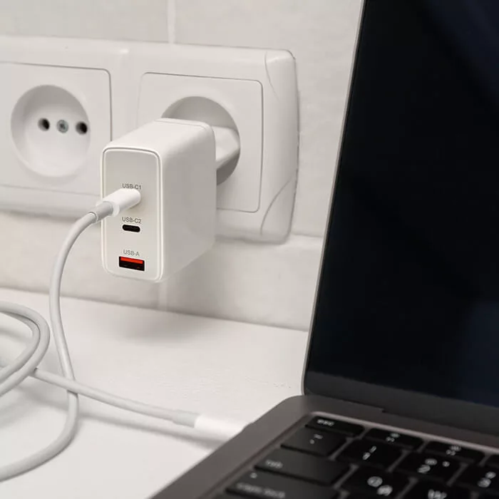Qoltec USB töltő 100W GaN 100W GaN |5-20V| 1.5-5A | 2x USB-C PD | 1x USB QC 3.0