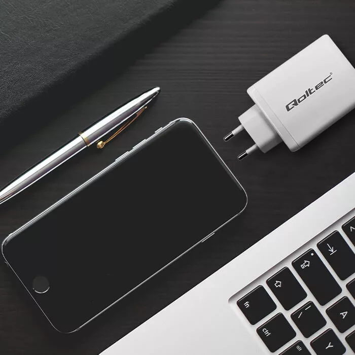 Qoltec USB töltő 100W GaN 100W GaN |5-20V| 1.5-5A | 2x USB-C PD | 1x USB QC 3.0