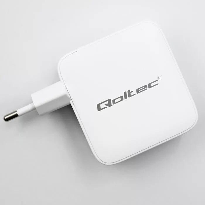 Qoltec USB töltő 140W GaN |5-20V| 2.5-5A | 3x USB-C PD | 1x USB QC 3.0