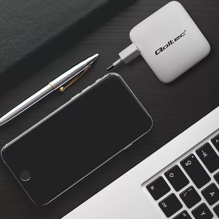 Qoltec USB töltő 140W GaN |5-20V| 2.5-5A | 3x USB-C PD | 1x USB QC 3.0